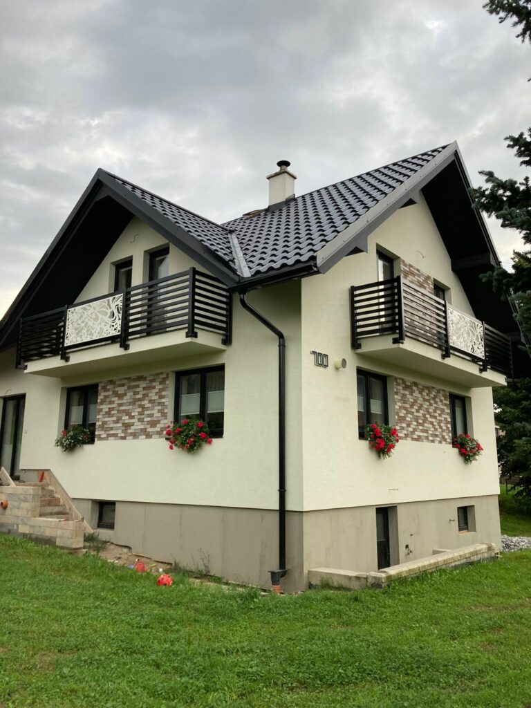kovove vodorovne zabradlie cierne s vyplnou plech