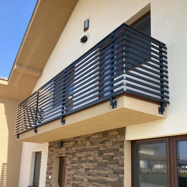kovove vodorovne zabradlie v antracitovej farbe exterier balkon