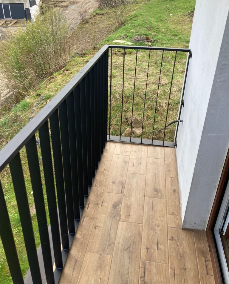 balkonove kovove zvisle zabradlie v antracitovej farbe